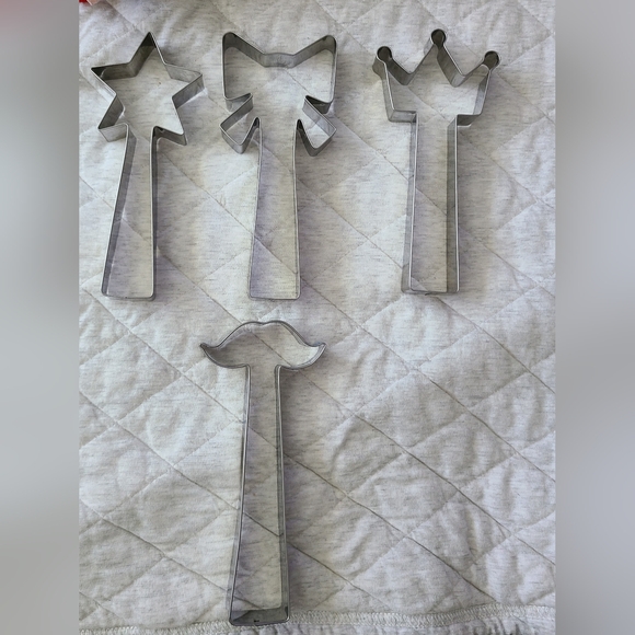 BRAND UNKNOWN | FOUR SET COOKIE CUTTERS - Picture 2 of 11